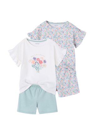 Sommeroutfits für zwei Mädchen: ein weißes Oberteil mit Rüschenärmeln und Blumenstraußdruck sowie mintgrüne Shorts, und ein kurzes Hemd mit Blumenmuster mit passenden Shorts.