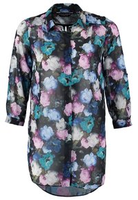 Bluza na guziki z długim rękawem, czarne tło z kolorowym kwiatowym wzorem w odcieniach niebieskiego, różowego, fioletowego i białego.