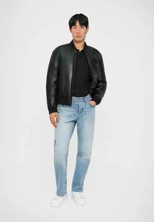 Poradie 5: Armani Exchange - Bunda z nepravej kože