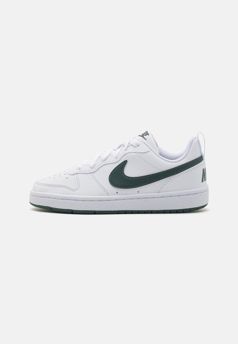 Bele tene kopa Nike z belo-dijanojo zeleni znak, teksturirano usnjeno zgornje, oblazinjeno ovratnik, perforiran sprednji del in gumijast podplat.