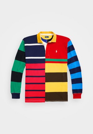 Camiseta de rugby de manga larga con rayas horizontales mixtas en rojo, amarillo, verde, azul, negro y azul marino, y un cuello amarillo.