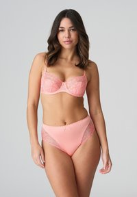 Biustonosz i wysokie majtki w miękkim różowym materiale z kwiecistą koronką, regulowane ramiączka i wstążka ozdobna na talii.