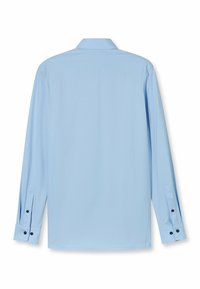 Chemise bleu clair à manches longues avec un col classique, des poignets boutonnés et une texture lisse. Vue de dos montrant un design simple sans motifs.