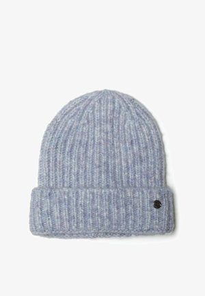 Svetlo modra pletena kapa z rebrasto teksturo in zloženim robom. Značilna je majhna kovinska logotipna oznaka na strani.