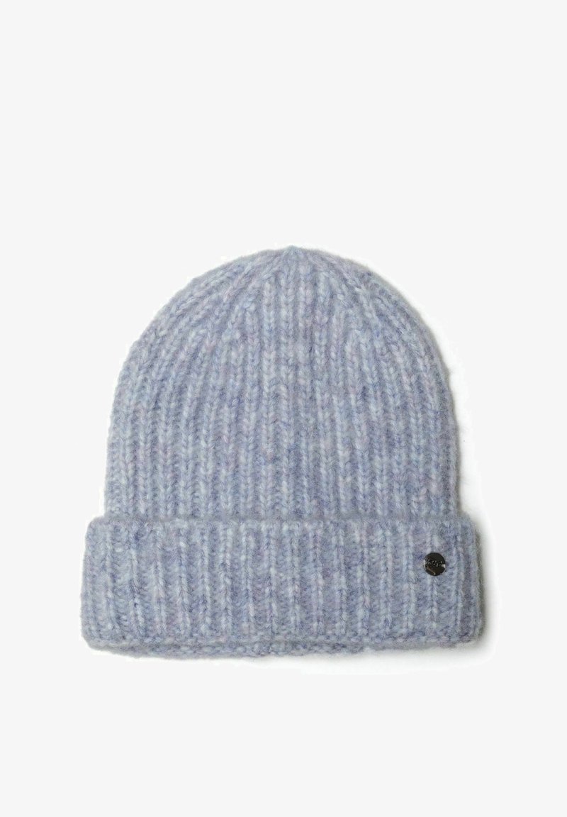 Svetlomodrá pletená čiapka s rebrovanou textúrou a prehnutým lemom. Na boku sa nachádza malý kovový logový akcent.
