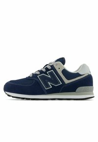 Baskets bleu marine en matériaux velours et maille, avec un accent gris, semelle extérieure blanche et un logo "N" proéminent sur le côté.