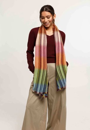 Sciarpa intrecciata multicolore con strisce arancioni, rosa, verdi e blu. Dettagli con frange alle estremità, tessuto leggero drappeggiato in modo informale.