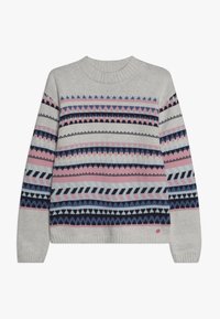 Vaaleanharmaa neulepaita, jossa on pyöreä kaula-aukko. Paidassa on vaakasuoria geometrisia kuvioita vaaleanpunaisena, tummansinisenä, mustana ja vaaleansinisenä rinnan ja hihojen alueella.