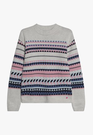 Ljust grå stickad tröja med rund halsringning, med horisontella geometriska mönster i rosa, marinblå, svart och ljust blå över bröstet och ärmarna.