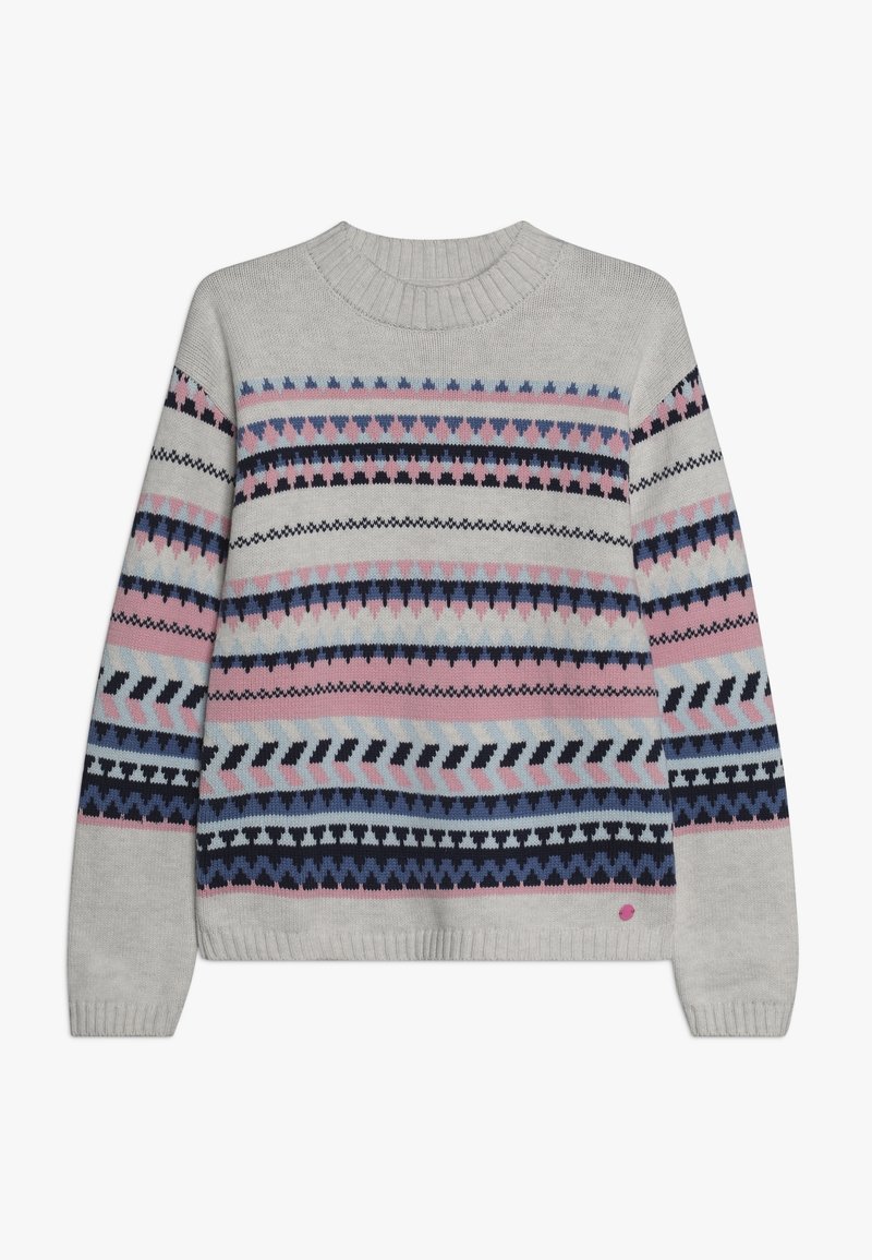 Vaaleanharmaa neulepaita, jossa on pyöreä kaula-aukko. Paidassa on vaakasuoria geometrisia kuvioita vaaleanpunaisena, tummansinisenä, mustana ja vaaleansinisenä rinnan ja hihojen alueella.