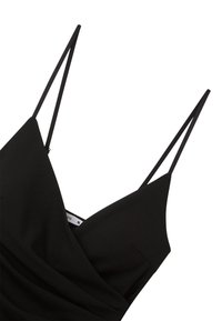 Czarna sukienka z dekoltem w serek i cienkimi regulowanymi ramiączkami. Drapowana tkanina dodaje faktury, a prosty fason nie ma widocznych elementów metalowych.