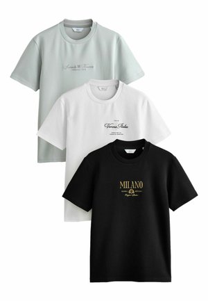 Tre t-shirts i lys grøn, hvid og sort. Hver har en rund hals; hvid og sort har trykt tekst i kontrasterende farver.