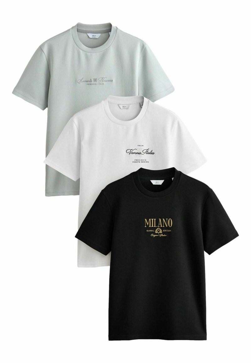 Tres camisetas en verde claro, blanca y negra. Cada una tiene un cuello redondo; la blanca y la negra presentan texto impreso en colores contrastantes.