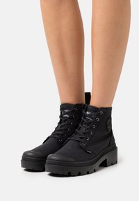 Palladium Kotníková obuv - black