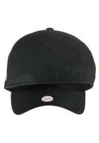 Schwarze Baseballmütze mit einer strukturierten Oberfläche, gebogenem Schirm und Lüftungslöchern hinten. Mit einem kleinen runden Etikett mit einem Baseballgrafik.