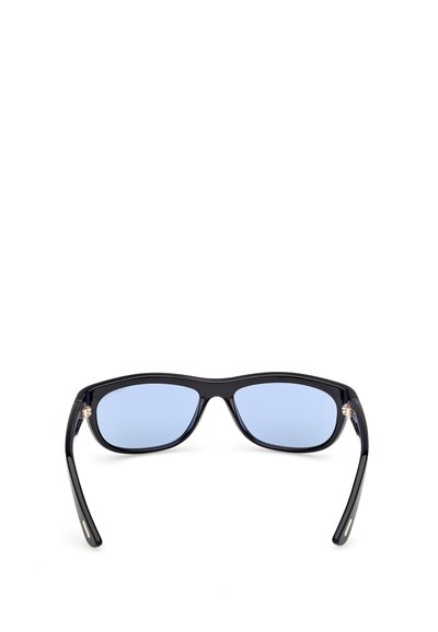 Svarta solglasögon med blåtonade linser, rektangulär form, slät plastbåge och metalliska detaljer på gångjärnen.