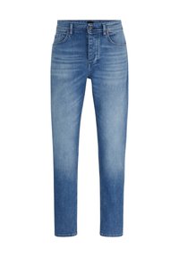 Blåbleka slim-fit denimjeans med framfickor, bältesöglor och knäppning, visade på en vit bakgrund.