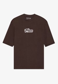Camiseta de manga corta marrón hecha de algodón. Presenta un texto gráfico en blanco "Energía Universal" en la parte delantera. Diseño sencillo con cuello redondo.