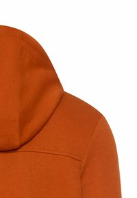 Orange hættetrøje med en glat tekstur og en sømdetalje langs ryggen. Hætten er struktureret og rundet foroven.