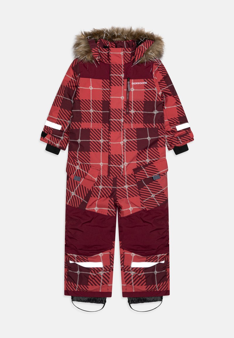 Combinaison de neige à carreaux rouges avec capuche doublée de fourrure, accents réfléchissants, poches zippées et poignets élastiques. Présente des motifs variés dans des teintes de bordeaux.