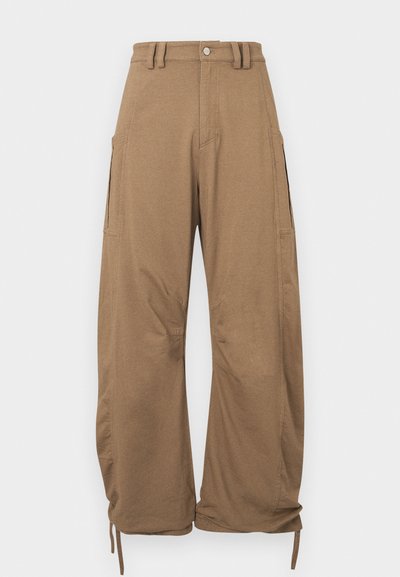 Pantaloni cargo din bumbac maro, cu picioare largi, multiple buzunare laterale, închidere frontală cu nasture și mansete ajustabile cu șnur.
