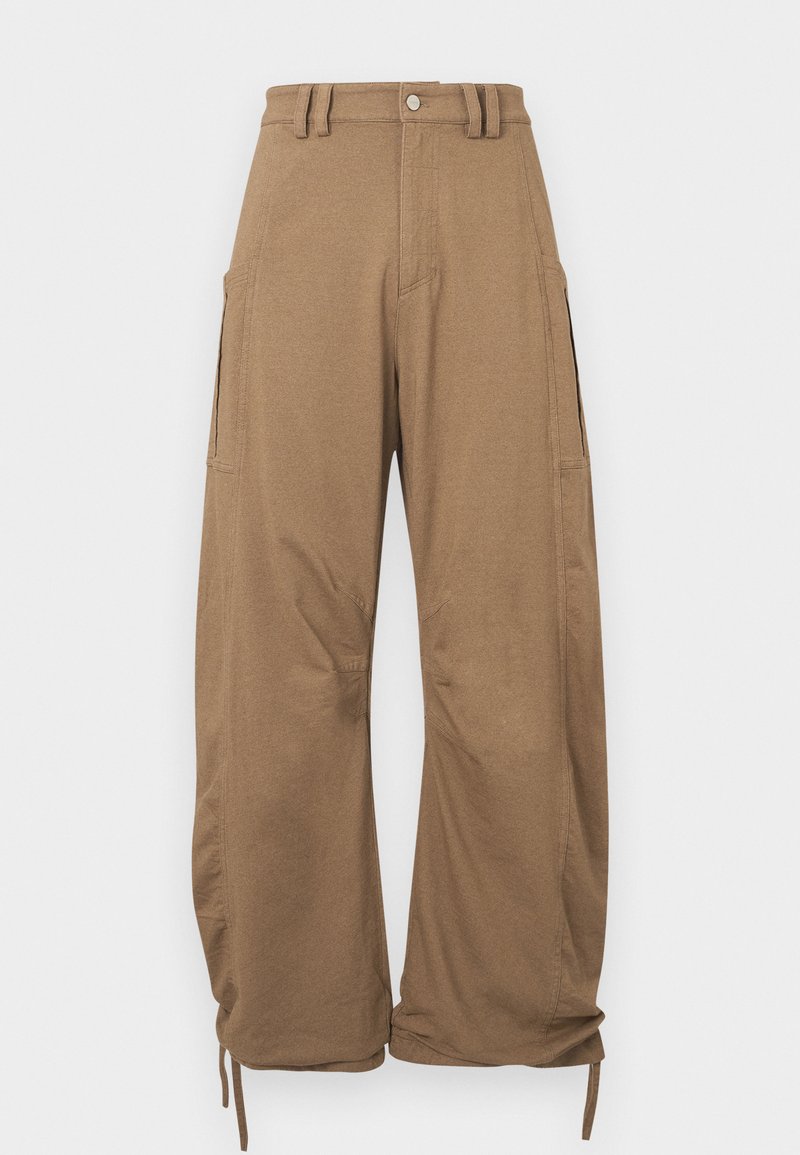 Pantalons cargo en coton brun, avec des jambes larges, plusieurs poches latérales, une fermeture à bouton à l'avant et des poignets ajustables avec cordons.