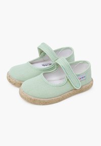 Zelené plátěné boty na suchý zip, kulatá špička a texturovaná podrážka ve stylu espadril. Lehký a prodyšný design.
