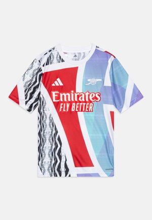 Maillot à manches courtes rouge et blanc avec des motifs abstraits, un col rond, et le texte "Emirates Fly Better" en rouge vif.