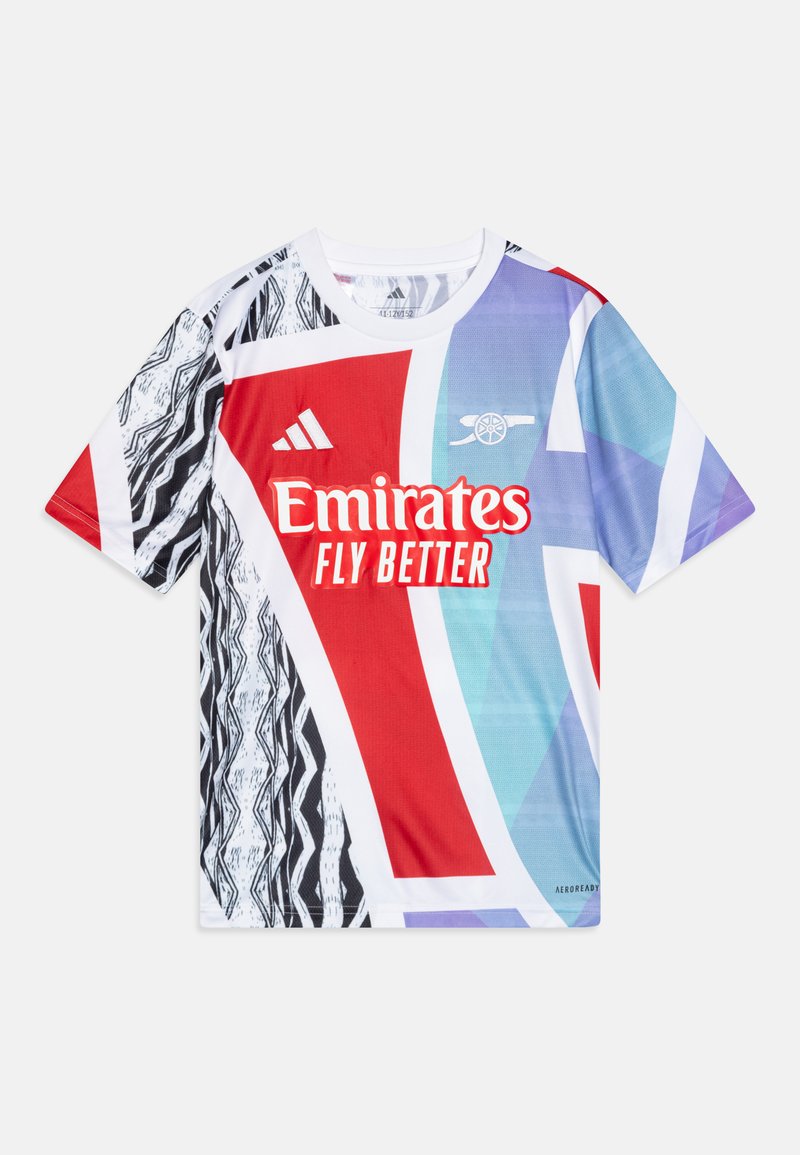 Rød og hvit kortermet jersey med abstrakte mønstre, rund halslinning, og tekst "Emirates Fly Better" i fet rød.