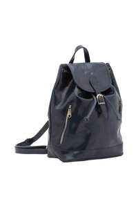 Zaino in pelle blu navy con finitura lucida, chiusura a patta rotonda, cordoncino e tasche laterali con zip. Spallacci regolabili e dettagli in metallo dorato.