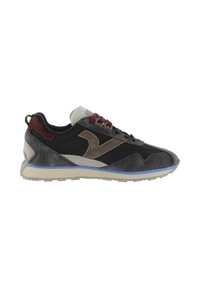 Scarpe sportive realizzate con materiali misti: suede nero, pelle grigia e accenti bordeaux. Forma affusolata con una linguetta in mesh grigio testurizzato.