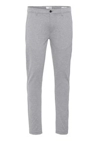 Pantalons en coton gris à coupe slim, avec fermeture à bouton et poches standard. Texture lisse et jambes fuselées.