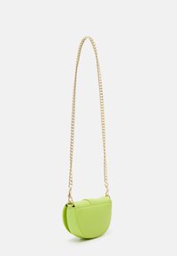 Borsa a tracolla in eco-pelle verde con forma curvada, tracolla in catena dorata e dettagli trapuntati sulla parte anteriore.