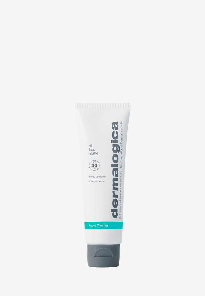 Dermalogica Sonnencremetube, weiß mit grauen Akzenten, verfügt über einen türkisfarbenen Streifen, beschriftet mit "Active Clearing", SPF 30, ölfreie matte Formel.