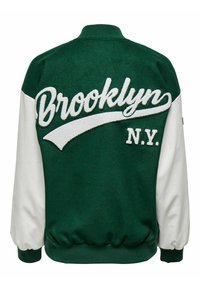 Zielona wełniana kurtka varsity z białymi skórzanymi rękawami, z napisem "Brooklyn" w wypukłym białym haftem oraz "N.Y." poniżej w mniejszym rozmiarze.