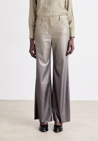 Højtaljede, vide bukser i en gradient metallisk finish, der går fra lys taupe til mørkegrå. Lækker overflade med frontlommer.