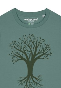 Grünes T-Shirt aus biologischer Baumwolle mit einem dunkelgrünen Baumdesign, das Äste, Blätter und Wurzeln zeigt, runder Ausschnitt und kurze Ärmel.