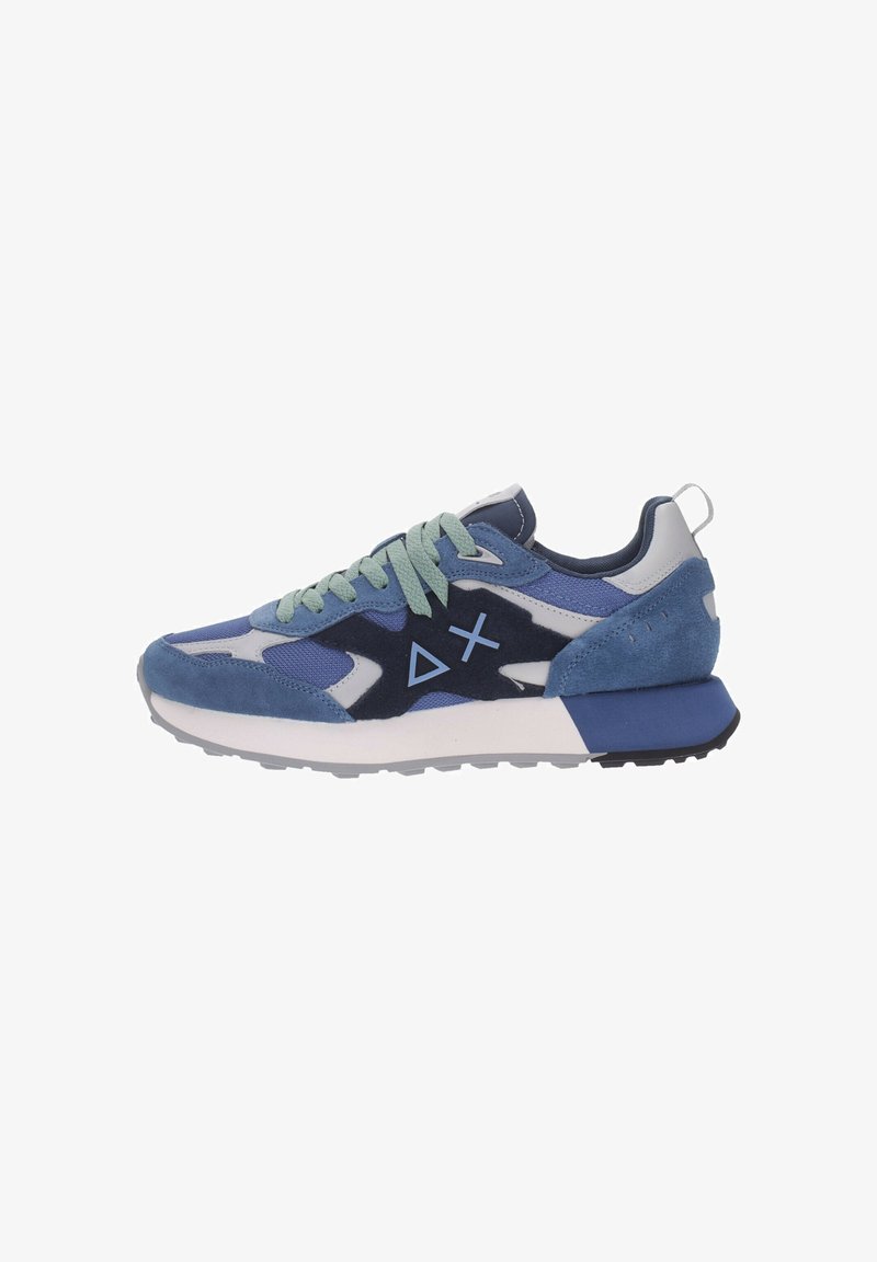 Baskets athlétiques bleu et gris avec panneaux en daim et en mesh, lacets vert clair, logo géométrique sur le côté, et semelle blanche avec un accent bleu foncé au talon.