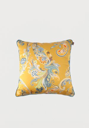 Coussin carré jaune avec des motifs floraux multicolores et cachemire en bleu, orange et vert, avec un passepoil bleu le long des bords.