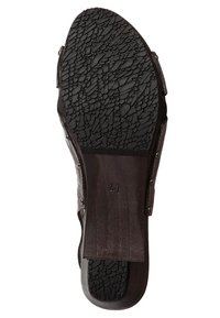 Sandale à talon en bois marron avec une semelle en caoutchouc noir texturé, ornée de clous en argent le long des bords et d'une plateforme en bois lisse. Taille 41.