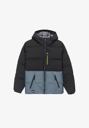 Schwarze und graue gepolsterte Winterjacke mit Kapuze, Frontreißverschluss und drei Reißverschlusstaschen, darunter eine Brusttasche mit gelbem Reißverschluss.