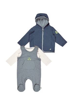 Blau gesprenkelter Baby-Strampler mit weißen langen Ärmeln und einer vorderen Tasche, kombiniert mit einer passenden blauen Kapuzenjacke mit Knopfverschluss.