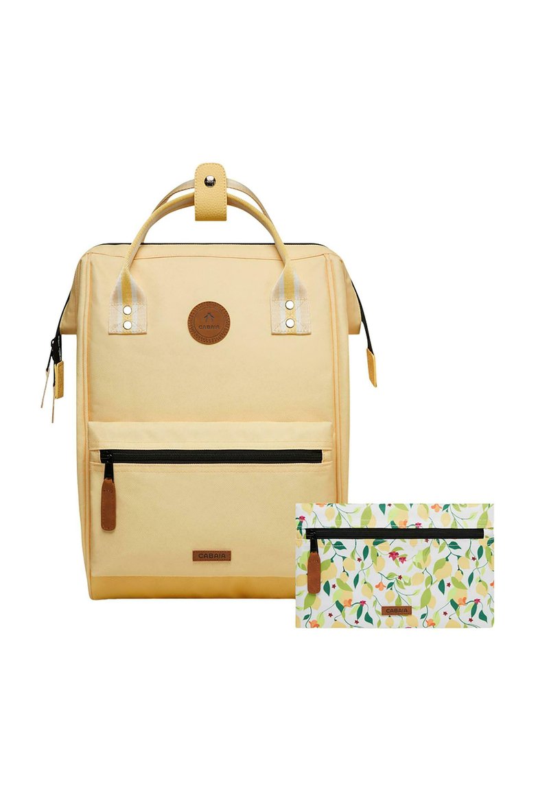 Zaino in tessuto giallo con manico e tasca frontale con zip, caratterizzato da un logo circolare. Accompagnato da una piccola borsa con motivo floreale.