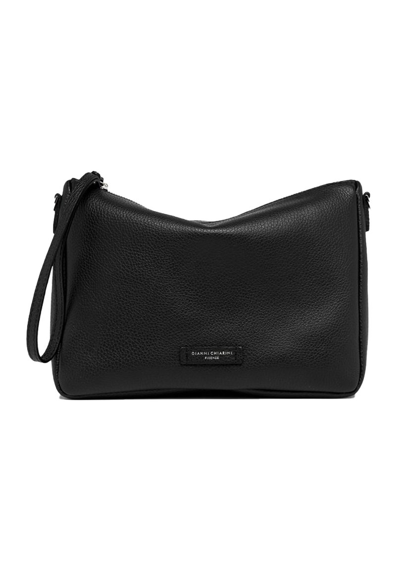 Borsa a spalla in pelle nera con superficie texturizzata, forma arrotondata, chiusura con zip superiore e tracolla rimovibile. Presenta una patch con il logo.