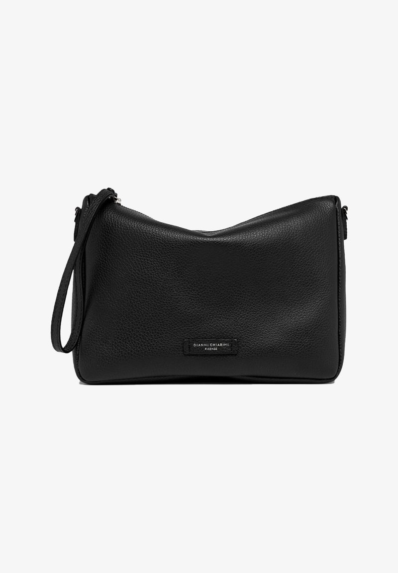 Borsa a spalla in pelle nera con superficie texturizzata, forma arrotondata, chiusura con zip superiore e tracolla rimovibile. Presenta una patch con il logo.