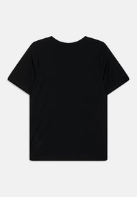 T-shirt preto de manga curta com gola redonda, feita de tecido suave, apresentando um design simples e sem padrões ou elementos metálicos visíveis.