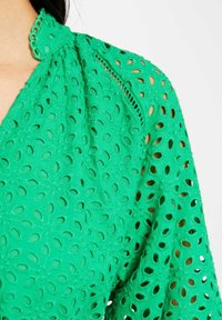 Morgan EMBROIDERED A-LINE MINI - Blusenkleid - vert