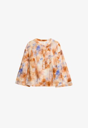 Lange mouwen, blouse van lichte stof in een oranje, crème en blauwe aquarelpaterning. Heeft een ronde halslijn en knoopdetails. Losse pasvorm.