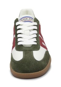 Sneaker in camoscio verde e pelle bianca con accenti rossi, lacci bianchi e suola in gomma testurizzata. Realizzata con punta arrotondata e colletto imbottito.