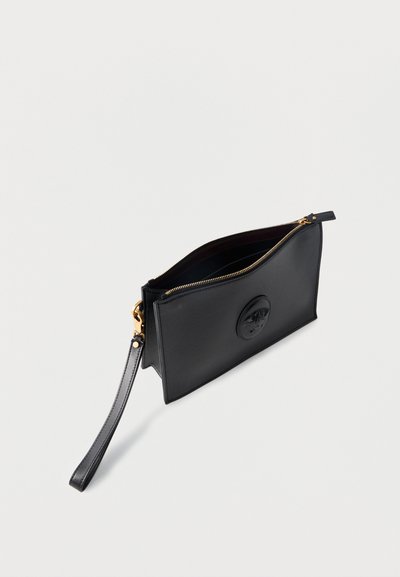 Μαύρο δερμάτινο πορτοφόλι χειρός με χρυστό φερμουάρ και ανάγλυφο κυκλικό λογότυπο, εμφανίζεται μερικώς ανοιχτό σε λευκό φόντο.